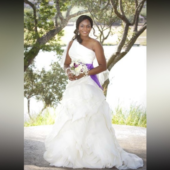 Vera Wang -“ The White Collection” Wedding gown 🔥 - Picture 3 of 16